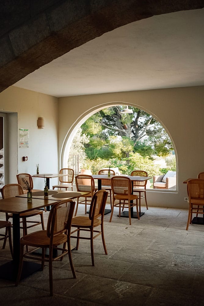 Salle du petit déjeuner hôtel Val Baussenc
