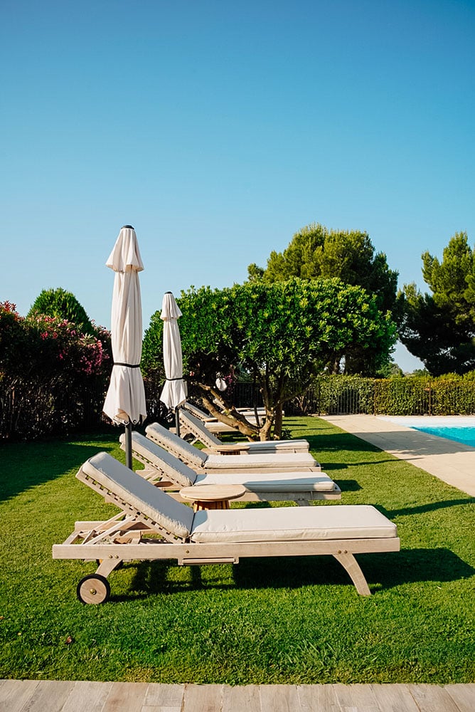 Transat de la piscine de l'hôtel Val Baussenc