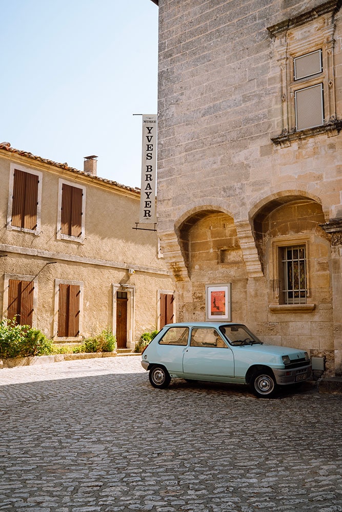 Voiture ancienne aux Baux-de-Provence