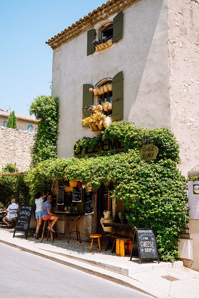 Façade restaurant en pierre à Eygalières