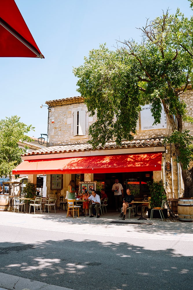 Façade restaurant en pierre à Eygalières
