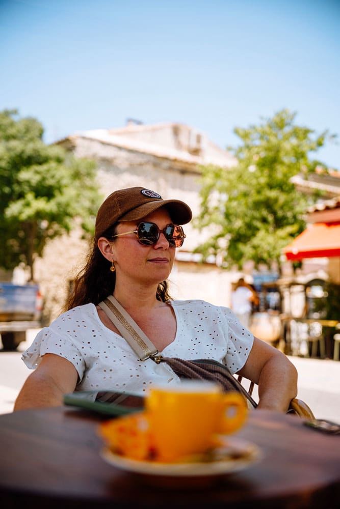 Pause dans un café à Eygalières