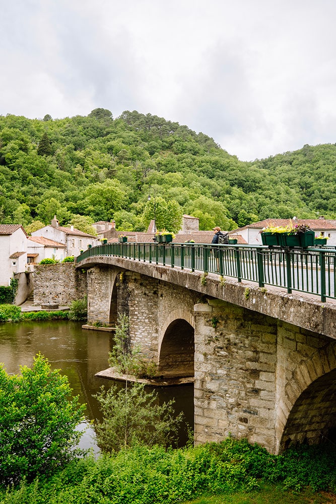 Vue sur le pont de Burlats dans le Tarn