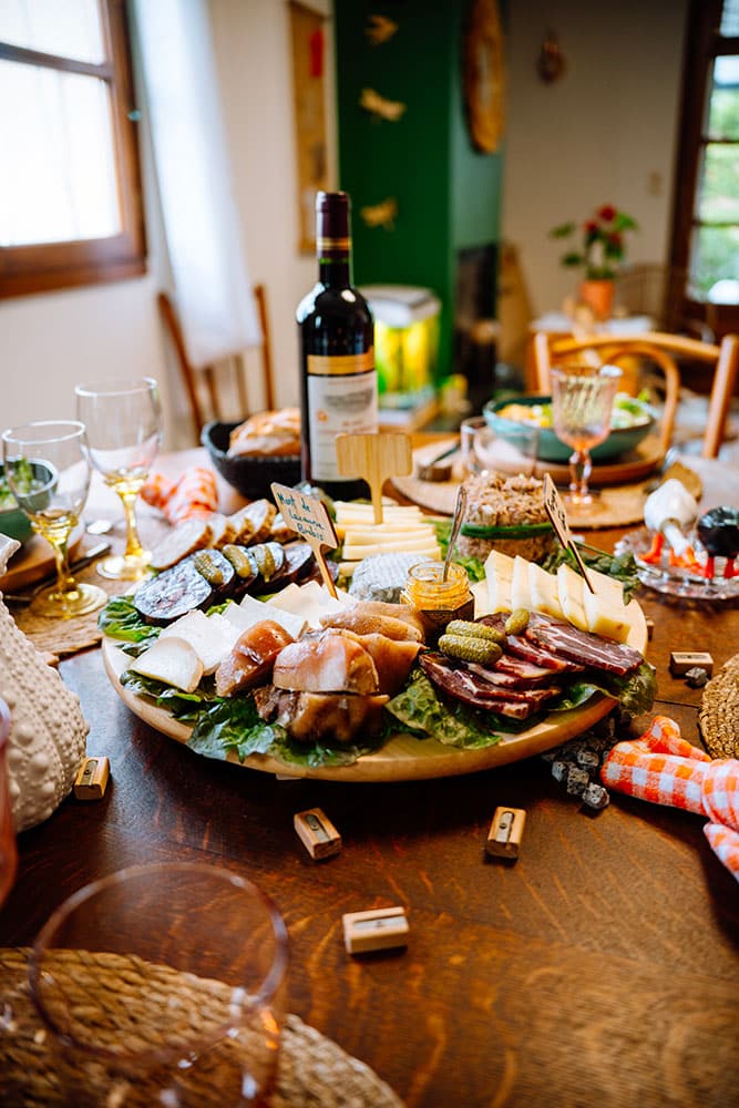 Table du dîner du gîte l'École Buissonière dans le Tarn