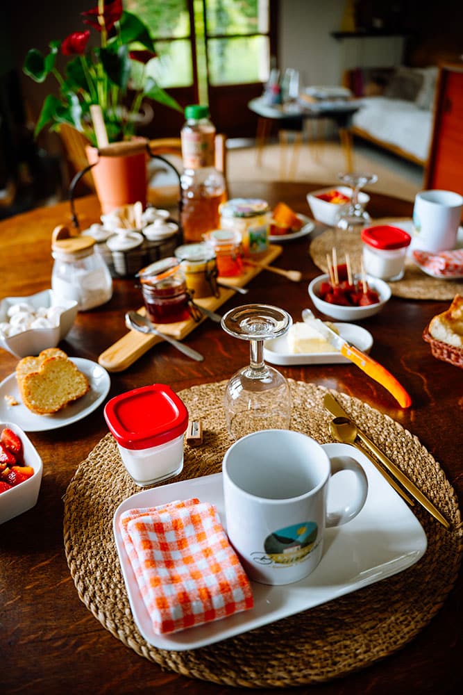 Petit-déjeuner du gîte l'École Buissonière dans le Tarn