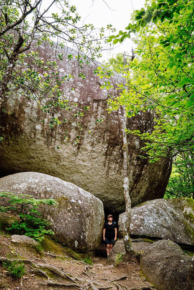 Passage entre les rochers sur le Sentier des Merveilles