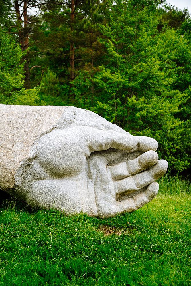 Sculpture d'une main en granit à la Maison du Sidobre