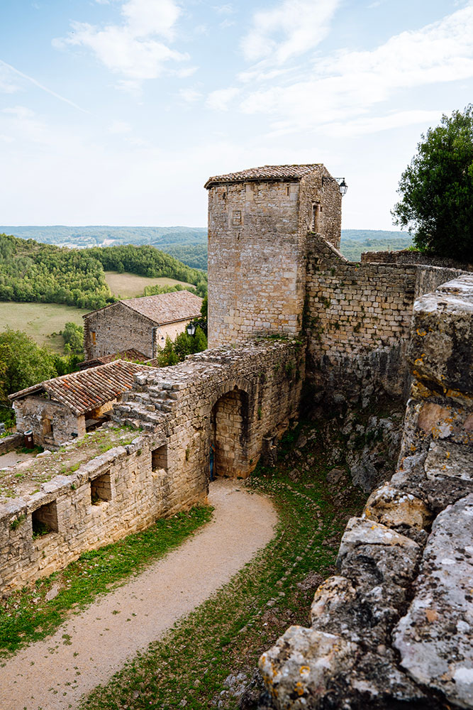 Remparts de Puycelsi dans le Tarn