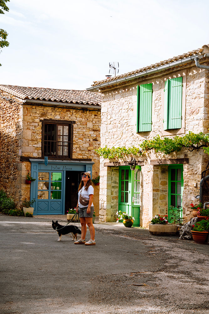 Place de Puycelsi dans le Tarn