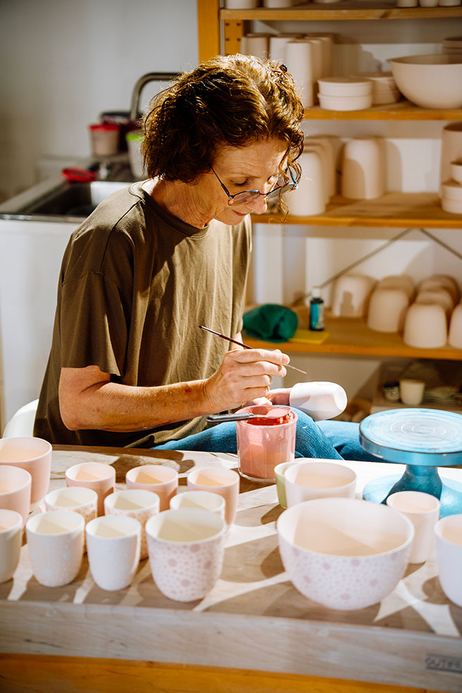Céramiste de l'atelier Aloussa à Puycelsi