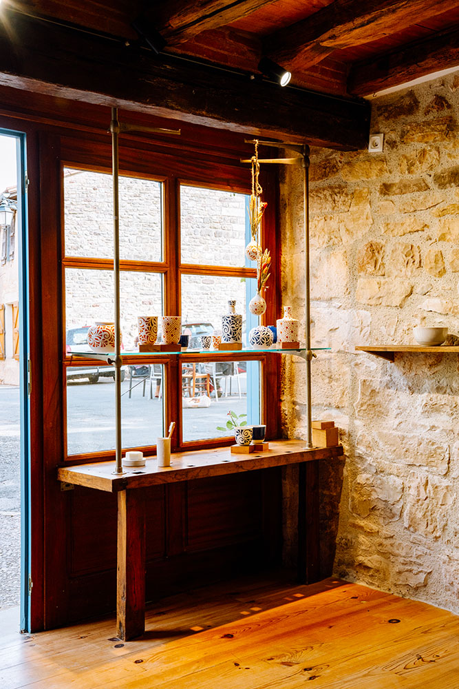 Vitrine atelier Aloussa à Puycelsi